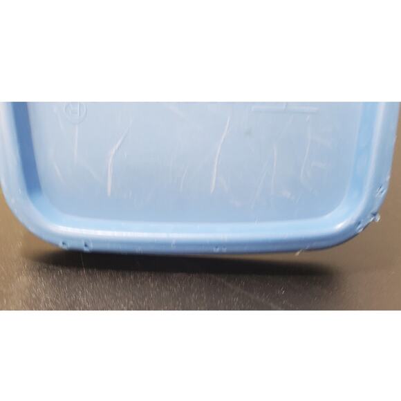 Vintage Tupperware cereal keeper w/blue lid, round flip-top spout - Picture 8 of 9